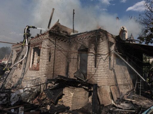 Надзвичайники Донеччини показали наслідки вчорашнього бомбардування Костянтинівки (фото)