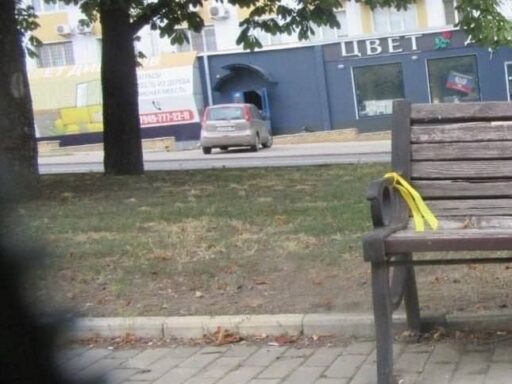 Попри небезпеку та контроль з боку окупантів: на вулицях Луганська продовжують з'являтися жовті стрічки (фото)