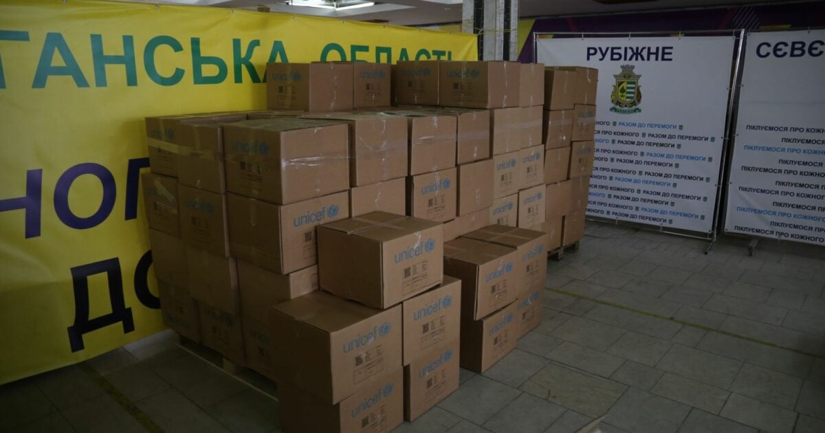У Харкові видають речі від МОМ для переселенців з Луганщини