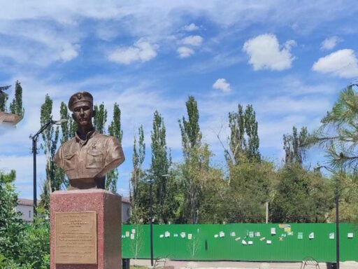 У Маріуполі встановили пам’ятник російському військовому, який нищів місто