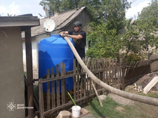 Жителям 3 населених пунктів Донеччини доставили понад 130 тисяч літрів води: куди привезли (фото)